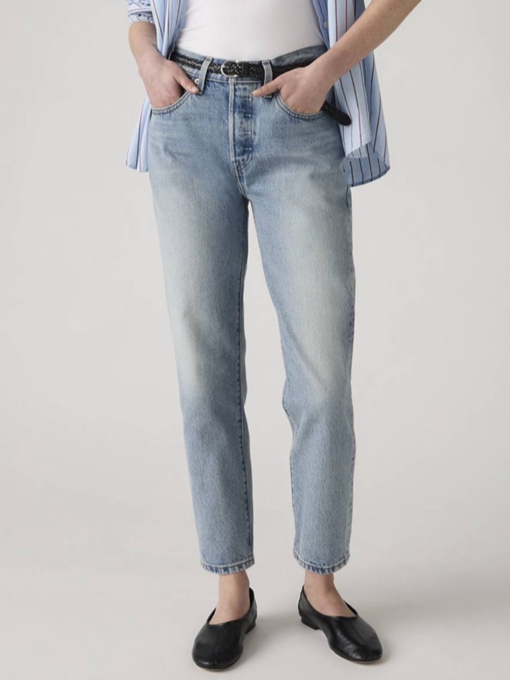 501 Original Cropped Selvedge Jeans in What Time - Light Wash Women’s Size 31